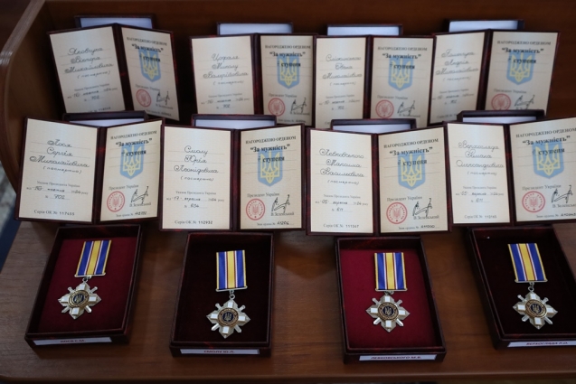 У Звягелі діючим військовим та родинам полеглих захисників вручили державні нагороди