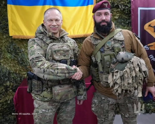 Генерал Олександр Сирський нагородив нагрудним знаком «Срібний хрест» командира 95 бригади