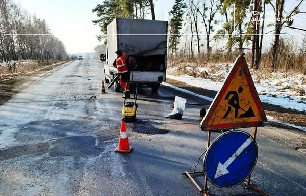 На дорогах державного значення Житомирщини автодорожники проводять аварійний ремонт