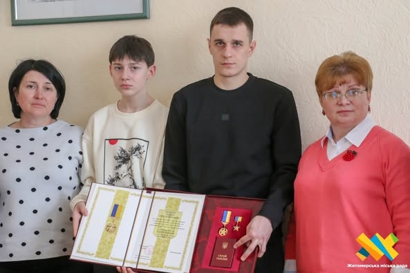 У Житомирі рідним Героя України Андрія Демчика вручили орден «Золота Зірка»