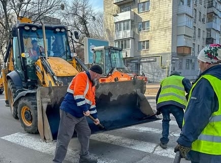 У Житомирі триває ямковий ремонт доріг
