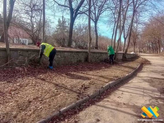 Весняний благоустрій в Житомирі: комунальники прибирають парки, вулиці і сквери