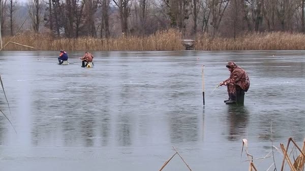 На річці Поповка у Житомирському районі двоє чоловіків ловили рибу сітками, на них склали адмінпротокол