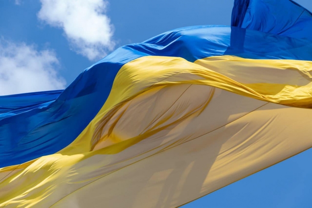 У Житомирі через негоду тимчасово приспустили прапор на Майдані Соборному