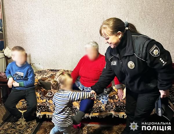 У Баранівській громаді поліцейські провели профілактичні рейди до родин, які перебувають у складних життєвих обставинах