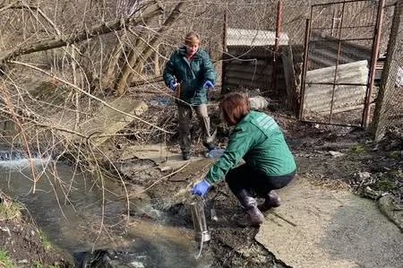 Екоінспекція досліджує проби води з рівчака по вул. Івана Гонти у Житомирі