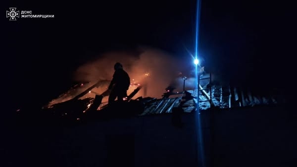 У Бердичівському районі сусіди врятували подружжя під час пожежі в будинку, їх госпіталізували