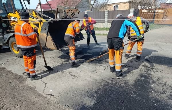На Житомирщині відновлюють засоби організації безпеки дорожнього руху та ліквідовують вибоїни на державних дорогах