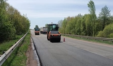 Автодорожники ремонтують пошкоджені ділянки об'їзної дороги міста Бердичів
