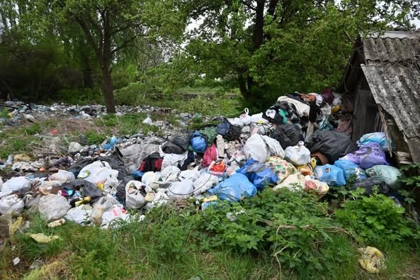 У Баранівській громаді тиждень прибирали стихійне сміттєзвалище, яке організувала місцева жителька на своєму подвір’ї
