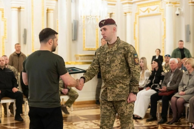 Президент України Володимир Зеленський вручив «Хрест бойових заслуг» заступнику командира 95 Поліської ОДШБР підполковнику Костянтину Ревуцькому