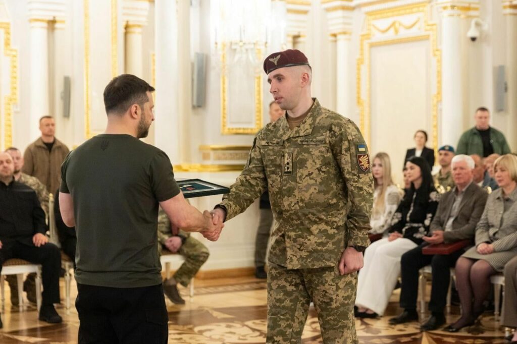 Президент України Володимир Зеленський вручив «Хрест бойових заслуг» заступнику командира 95 Поліської ОДШБР підполковнику Костянтину Ревуцькому