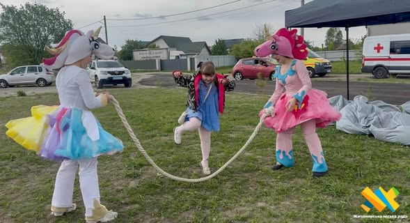 Фотозона, майстер класи та аніматори: у Вересах відзначили День родини та вишиванки