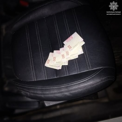 У Житомирі зупинили двох водіїв за порушення ПДР, однак щоб уникнути відповідальності люди пропонували поліцейським хабарі