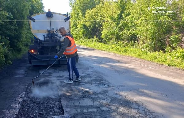 На Житомирщині в 4 громадах ремонтують вибоїни на територіальних дорогах державного значення