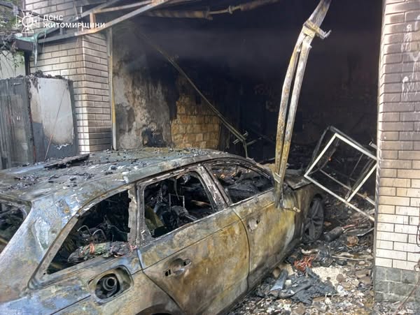 У Житомирі згорів гараж разом з автівкою