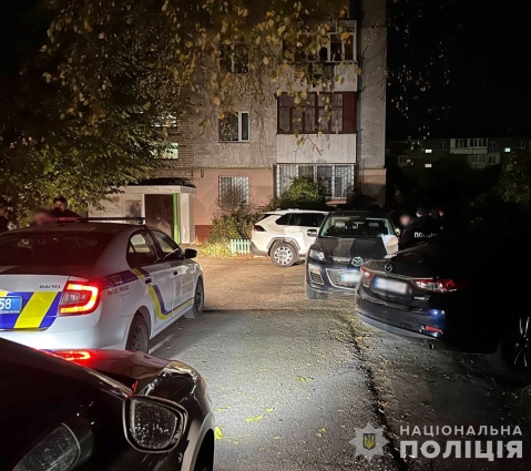 У Житомирі в дворі багатоповерхівки чоловік підірвав боєприпас: вибухом пошкоджено автівку