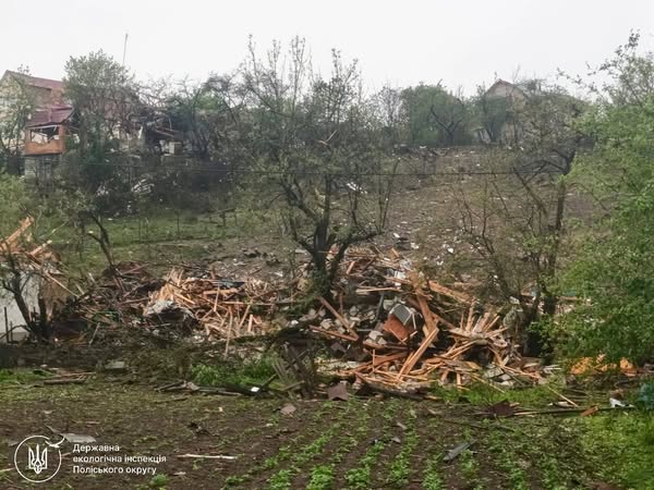 Після документування злочину правоохоронними органами екоінспектори фіксують шкоду, нанесену довкіллю внаслідок комбінованої атаки крилатих ракет