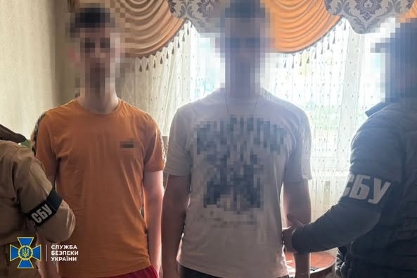 На Житомирщині затримано 3-ох бердичівлян, які підпалили дві релейні шафи і два позашляховики ЗСУ