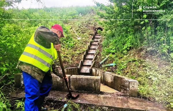 Підсипають та спускають воду: на дорогах державного значення Житомирської області ліквідовують наслідки дощів