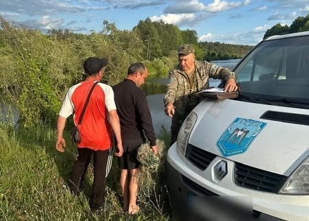 На Житомирщині екоінспектори виявили чотирьох порушників правил рибальства та врятували рибу з браконьєрської сітки
