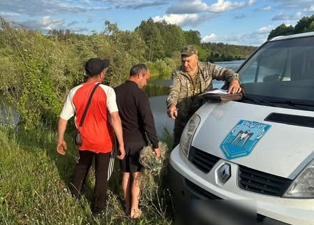 На Житомирщині екоінспектори виявили чотирьох порушників правил рибальства та врятували рибу з браконьєрської сітки