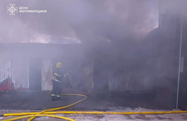 У Малині рятувальники ліквідували пожежу у складській будівлі