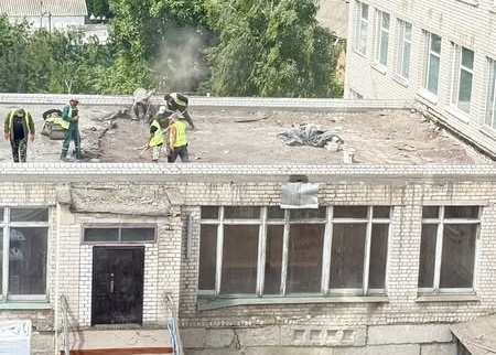 У Ружинському ліцеї триває реалізація проєкту з реконструкції: ремонтують дах, стіни та сходи
