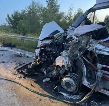 У селі Липняни зіткнулися дві вантажівки: рятувальники деблокували загиблого водія
