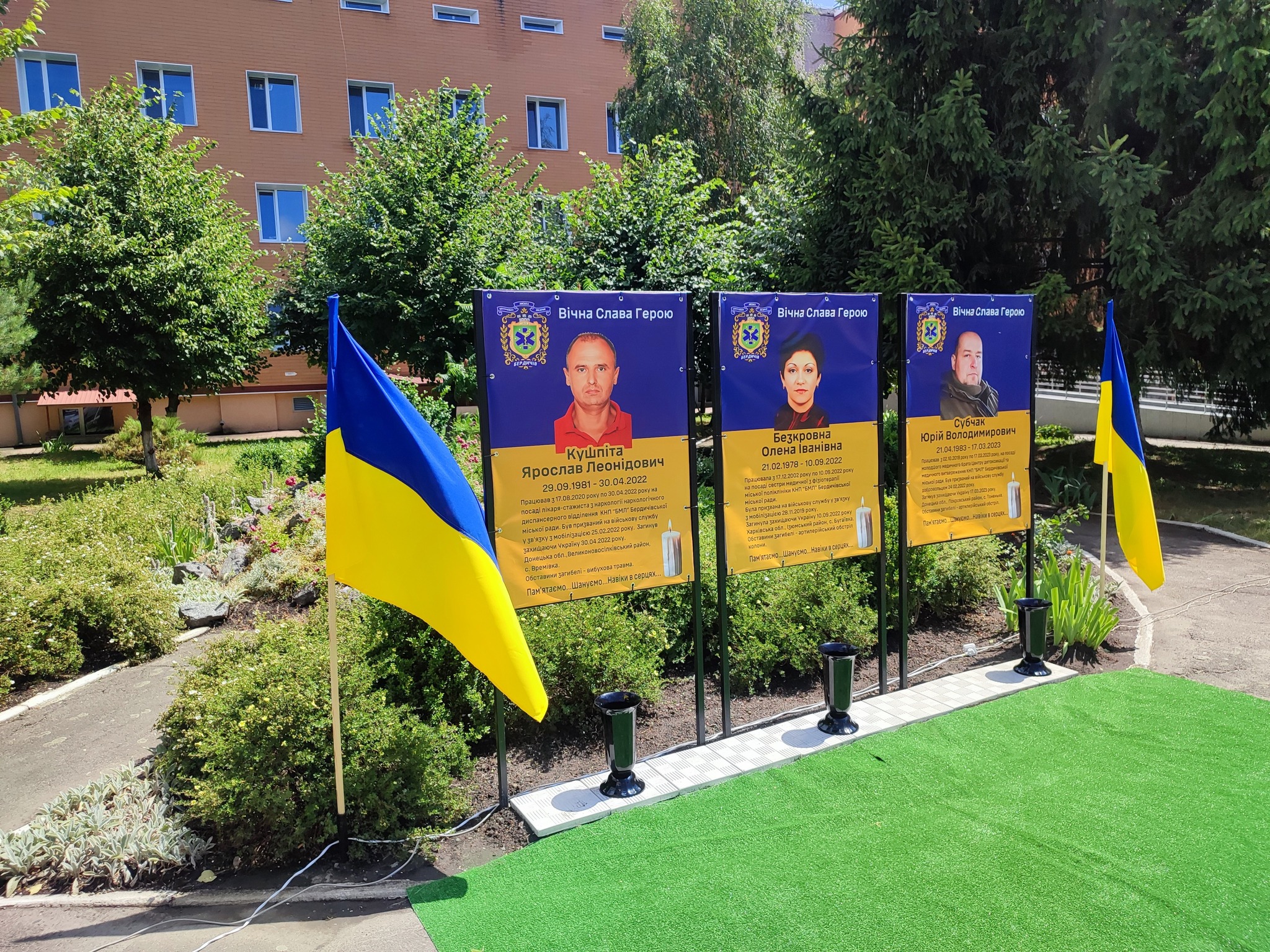 У Бердичеві відкрили Меморіальну алею памʼяті медиків, які загинули під час виконання професійного обовʼязку