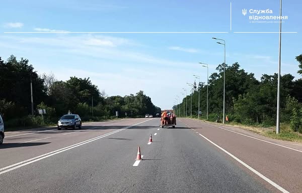На Житомирщині комунальники поновлюють горизонтальну розмітку на міжнародних дорогах