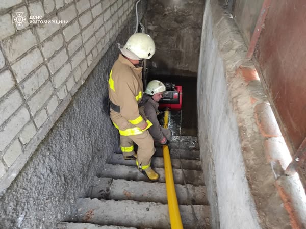 У Звягельському та Житомирському районах ліквідовують наслідки негоди: рятувальники відкачали з приміщень понад 480 куб.м. води