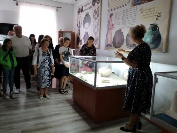 Скарби бурштинового шляху: у звягельському Краєзнавчому музеї презентували унікальні артефакти культури кулястих амфор