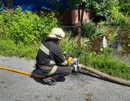 За минулу добу рятувальники Житомирщини 6 разів відкачували воду із затоплених будівель та присадибних ділянок