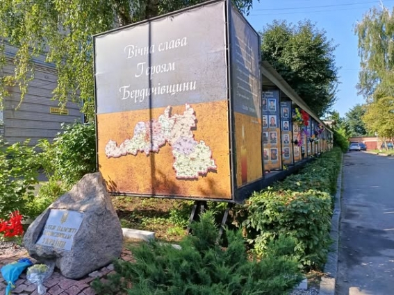 Алею пам’яті Героям Бердичівщини оновлено новим стендом