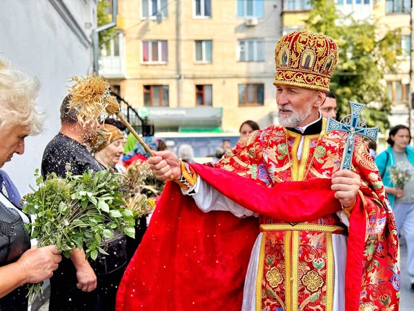 У Житомирі біля Свято-Михайлівського кафедрального собору освятили мед та букети трав (ФОТО)