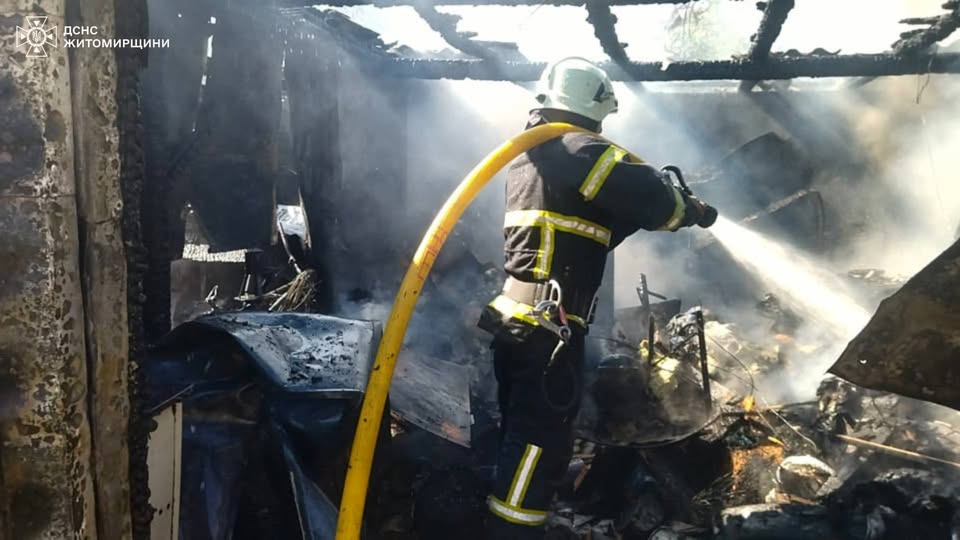 У Бердичеві рятувальники ліквідували пожежу у приватному гаражі