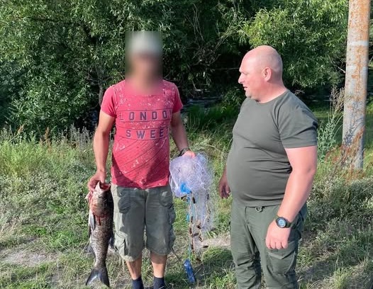 У Житомирському районі чоловік рибалив «парашутом», на нього склали адмінпротокол