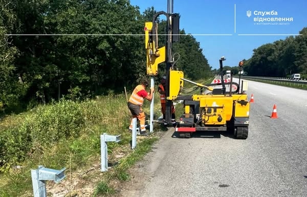 Автодорожники відновлюють технічні засоби організації дорожнього руху на міжнародних трасах Житомирщини