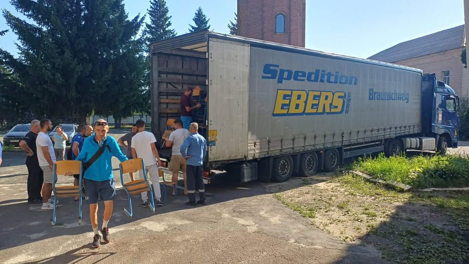 Радомишльська громада отримала гуманітарну допомогу для освітньої сфери від партнерів з Німеччини та Нідерландів