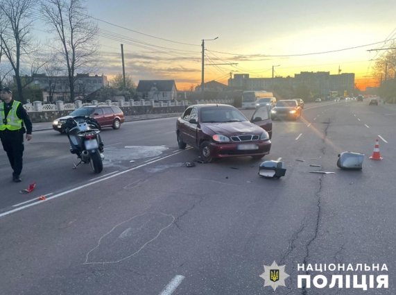 У Житомирі зіткнулися автомобіль та мотоцикл, водій двоколісника в лікарні