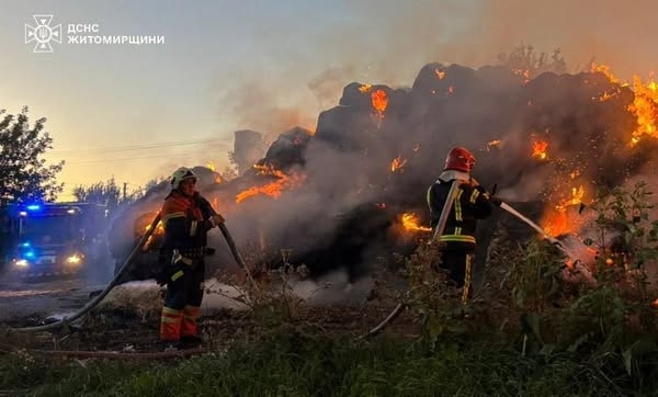 У Бердичівському районі рятувальники ліквідували пожежу у металевому піднавісі для зберігання грубих кормів