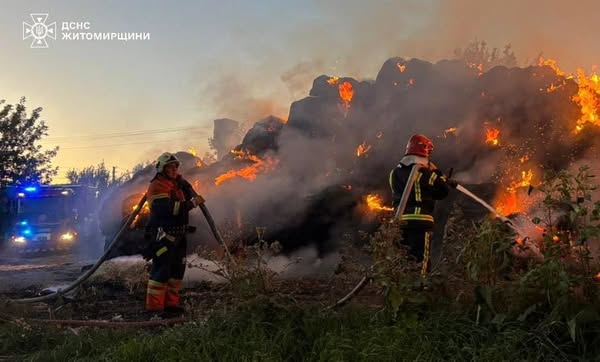 У Бердичівському районі рятувальники ліквідували пожежу у металевому піднавісі для зберігання грубих кормів