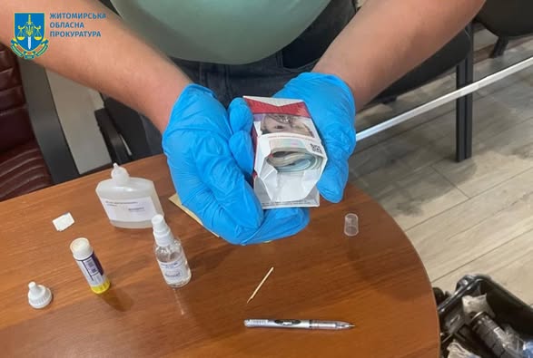 Пропонувала 20 тис. грн поліцейському за неперешкоджання незаконній підприємницькій діяльності – жительці Коростенського району повідомлено про підозру