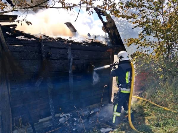У Коростенському районі горів дерев'яний будинок: вогнем знищено оселю та сарай