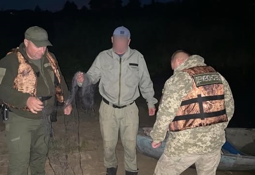 У Тетерівці на річці затримали двох чоловіків, які ловили рибу сітками