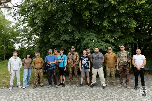 У Житомирі для військових провели тренування з стрільби із лука
