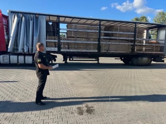 На Житомирщині за порушення правил перевезення деревини митники склали майже 20 адмінпротоколів на загальну суму 17,5 млн грн