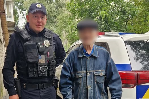 У Житомирі небайдужі громадяни та поліцейські допомогли літньому чоловіку, який загубився