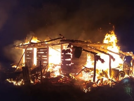 В Олевській громаді горів будинок, вогонь ледь не перекинувся на сусідів